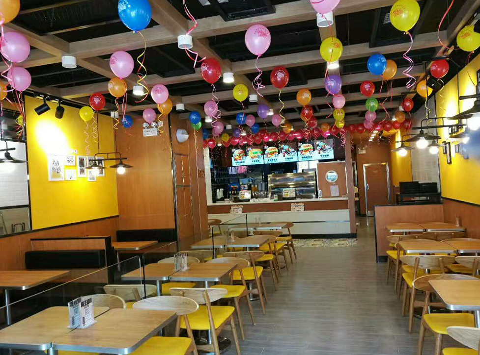 汉堡加盟店迈德思客的餐厅环境