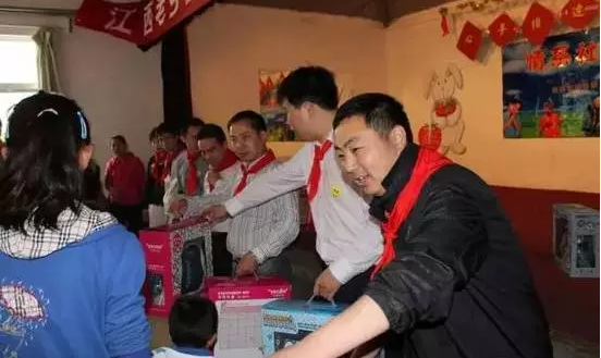 迈德思客董事长李建华做公益活动