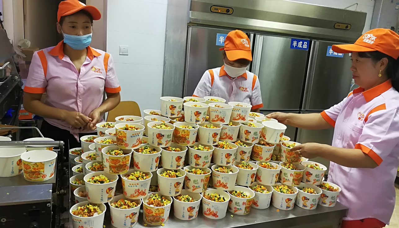 迈德思客子洲店免费为灾区群众提供食品