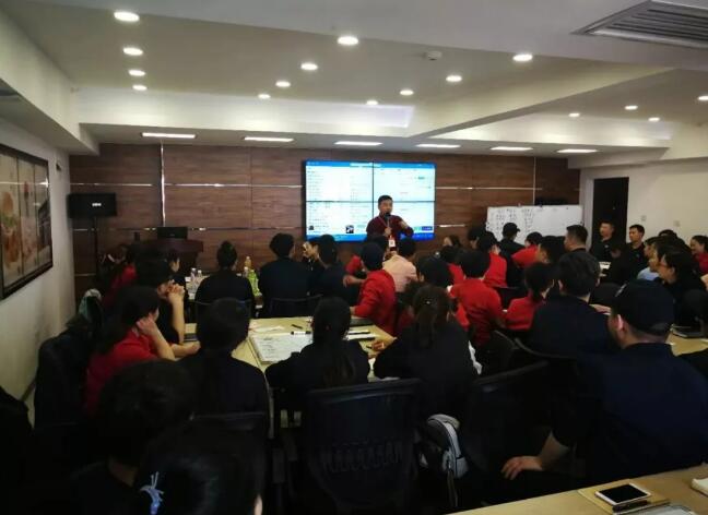 迈德思客餐厅员工的初级管理课程圆满结束