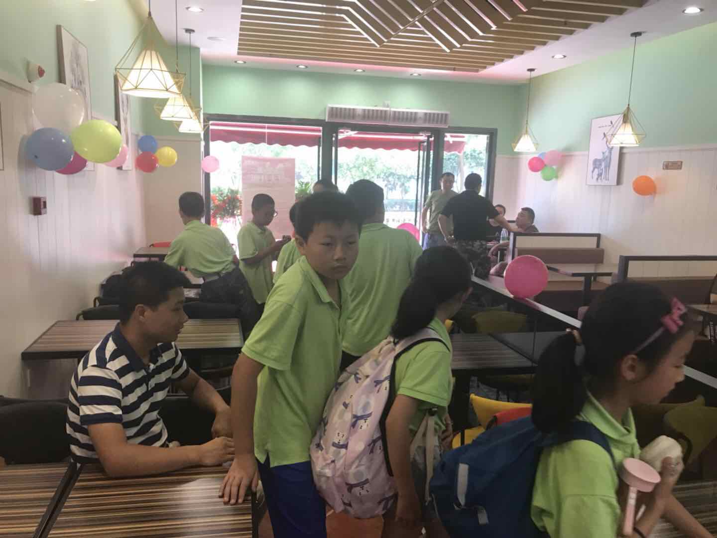 西式快餐品牌迈德思客城南客运店盛大开业