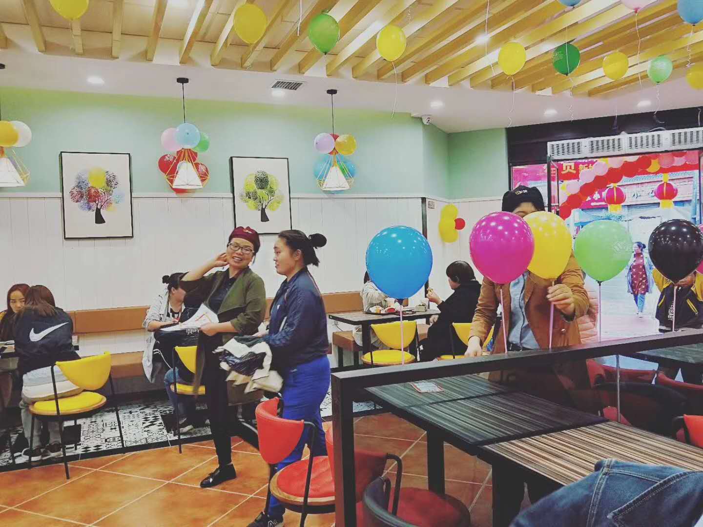 汉堡加盟:迈德思客咸阳云阳店盛大开业