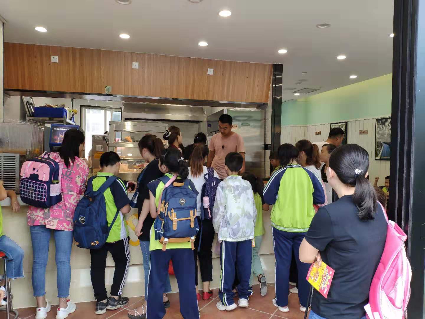 汉堡加盟:迈德思客西安春临西街店盛大开业